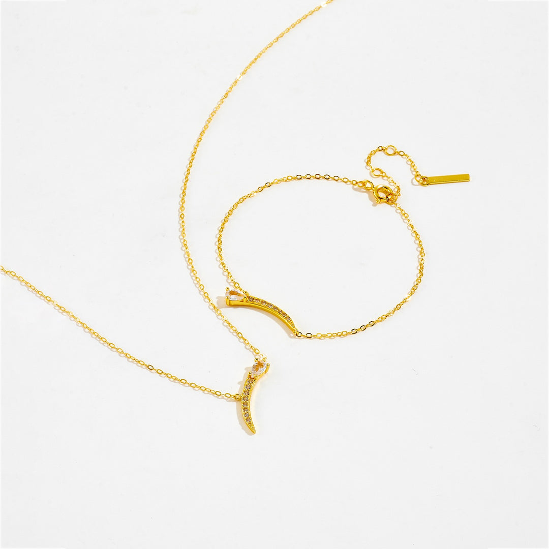 Golden Horn Charm Beacelet